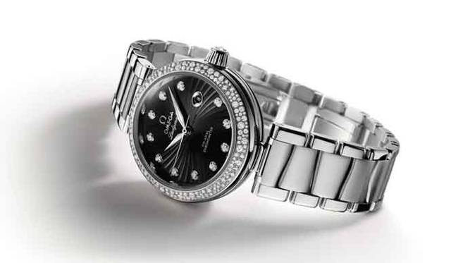 <strong>OMEGA｜オメガ</strong> 「レディマティック」。ベゼルにはスノーセッティングのパヴェダイヤモンドがほどこされている。