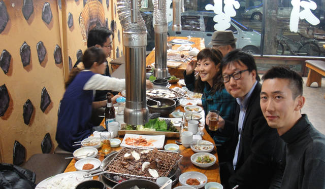 <strong>戸田恵子｜社員旅行 in ソウル！</strong>　本場韓国の焼き肉とマッコリにありついてご満悦の一行。マシッソヨ！