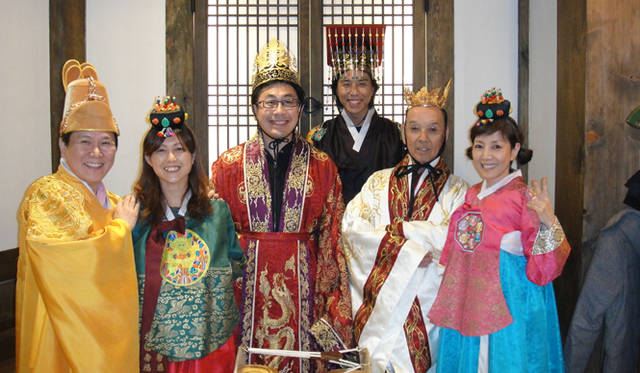<strong>戸田恵子｜社員旅行 in ソウル！</strong>　チョゴリ初体験！　みんなで着れば怖くないってね（笑）！