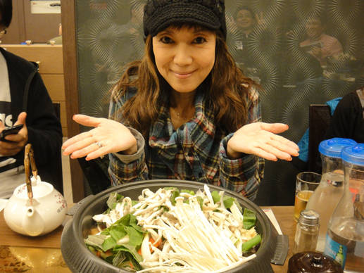 <strong>戸田恵子｜社員旅行 in ソウル！</strong>　2日めの夕飯はプルコギ。これまたマシッソヨ！　生マッコリとともに堪能させていただきました。