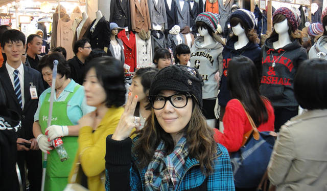 <strong>戸田恵子｜社員旅行 in ソウル！</strong>　深夜でもひとがごった返す東大門。エネルギッシュな街です。