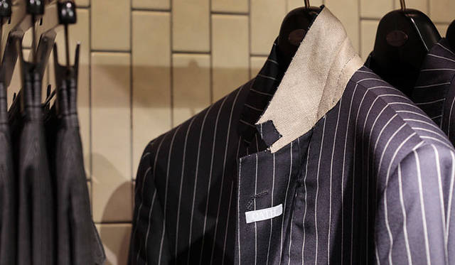 <strong> UNITED ARROWS｜ユナイテッドアローズ</strong>　衿裏のフラワーホールなどもユニークなディテール。