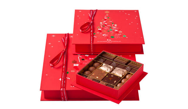 <strong>LA MAISON DU CHOCOLAT｜ラ・メゾン・デュ・ショコラ</strong>　2010年クリスマス限定コレクション「マジー・ドゥ・ノエル」<br>下から、T3 3万1500円（1015g）/ T2 1万4700円（465g）/ T1 8925円（280g） 