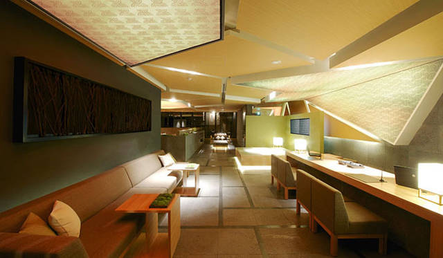 <strong>ホテル カンラ 京都</strong>　町家の門をくぐり、母屋に向かう中庭を思わせるロビー