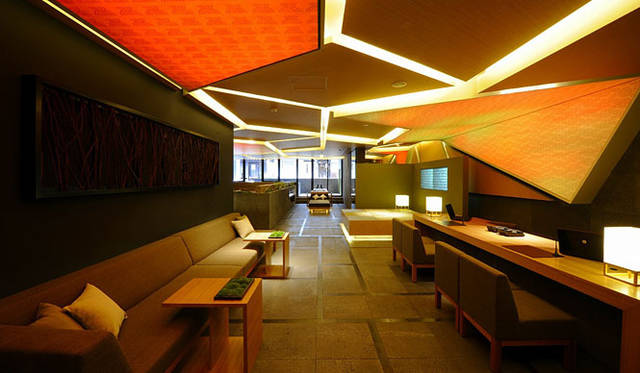 <strong>ホテル カンラ 京都</strong>　季節や時間、音やひとの動きによって変化するヒカリの空間、ロビー