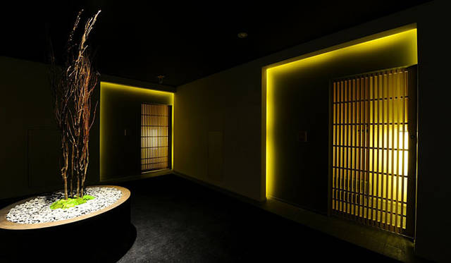 <strong>ホテル カンラ 京都</strong>　エレベータホールからみた客室エントランス