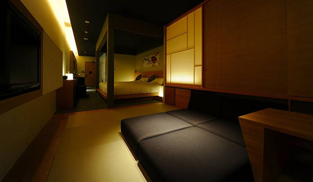 <strong>ホテル カンラ 京都</strong>　ベッドルームと畳の間があるスーペリアルーム
