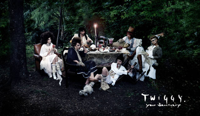 <strong>Twiggy 20th anniversary</strong>　「Twiggy banquet」〈2007〉Photo：Koji　Sato Styling：Tetsuro Nagase　Makeup：Noboru Tomizawa　Fooddirection：Rieko Teramoto