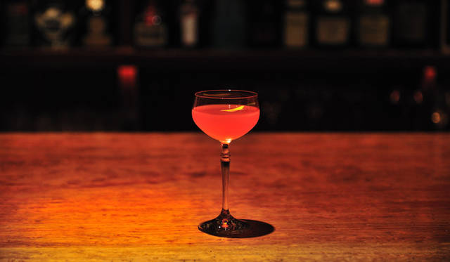 <strong>GREY GOOSE｜グレイグース</strong>　「GREY GOOSE Beach Aper」ピンクグレープフルーツのジュースをグレイグースと合わせたフレッシュフルーツのカクテル。アペロとは、フランス語でアペリティフのくだけた言い方。