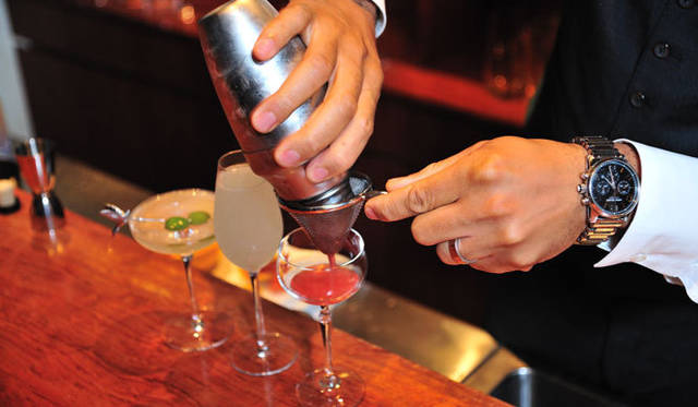 <strong>GREY GOOSE｜グレイグース</strong>　ミクソロジストとは、従来のやりかたにとらわれない創造的なカクテルを手がける新世代の人びと。ミックスを科学するのがミクソロジー。