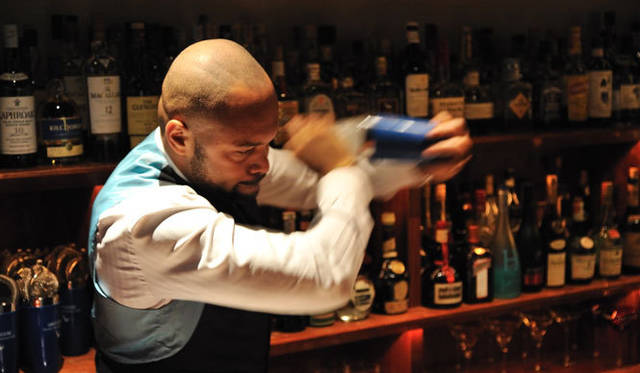 <strong>GREY GOOSE｜グレイグース</strong>　BAR RAGEでグレイグースを使ったカクテルを作るディミトリ・レジンスカ氏。