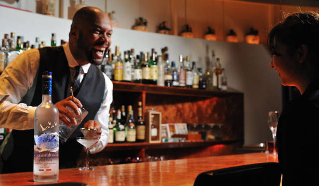 <strong>GREY GOOSE｜グレイグース</strong>　カンヌ映画祭やアカデミー賞など、主要な映画祭のアフターパーティでもカクテルをふるまった。