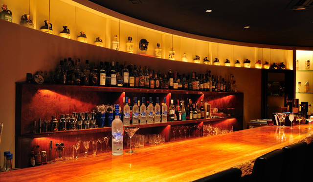 <strong>GREY GOOSE｜グレイグース</strong>　BAR RAGE　価格の目安は、スタンダードカクテル1200円～、フレッシュフルーツのカクテル1600円～。