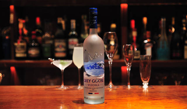 <strong>GREY GOOSE｜グレイグース</strong>　「グレイ グース」は、1997年に誕生したフランス産最上級のウルトラ・プレミアム・ウォッカ。ハイエンドのバー市場に向けて最高級品質を徹底的に追求。「World’s Best Tasting Vodka」に評点されたことも（1998年ビバレッジ・テイスティング・インスティチュート主催のブラインド テイスティング コンテストで最高得点96点を獲得）。