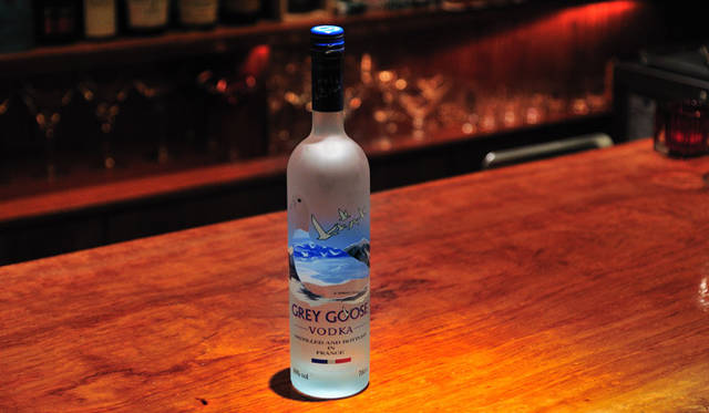 <strong>GREY GOOSE｜グレイグース</strong>　「グレイ グース」は、1997年に誕生したフランス産最上級のウルトラ・プレミアム・ウォッカ。ハイエンドのバー市場に向けて最高級品質を徹底的に追求。「World’s Best Tasting Vodka」に評点されたことも（1998年ビバレッジ・テイスティング・インスティチュート主催のブラインド テイスティング コンテストで最高得点96点を獲得）。