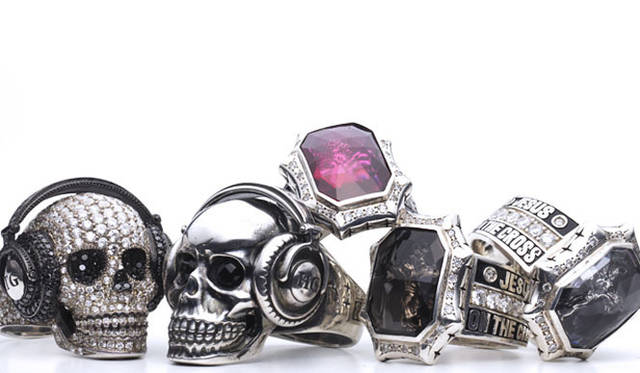 <strong>Hysteric Glamour × Trygod</strong>　「Trygod for Hysteric Glamour」 左から、ヘッドフォンスカルリング262万5000円、ヘッドフォンスカルリング7万9800円（シルバー925、ONYX）、カレッジリング各25万2000円（シルバー925、ダイヤ、WHITE TOPAZ、水晶（中央））