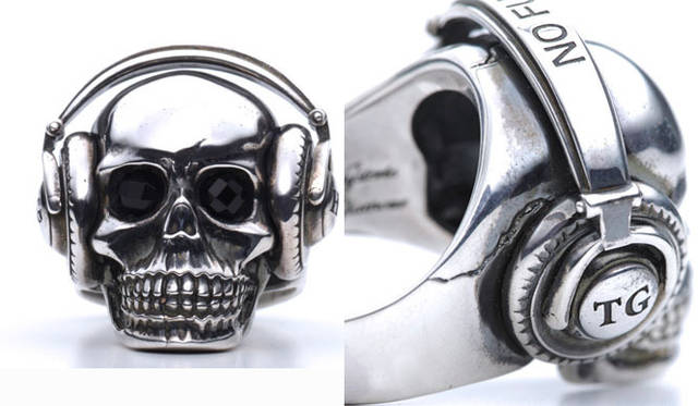 <strong>Hysteric Glamour × Trygod</strong>　「Trygod for Hysteric Glamour」 ヘッドフォンスカルリング7万9800円（シルバー925、ONYX）