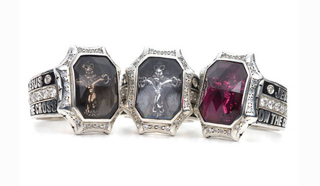 <strong>Hysteric Glamour × Trygod</strong>　「Trygod for Hysteric Glamour」 カレッジリング各25万2000円（シルバー925、ダイヤ、WHITE TOPAZ、水晶（中央））