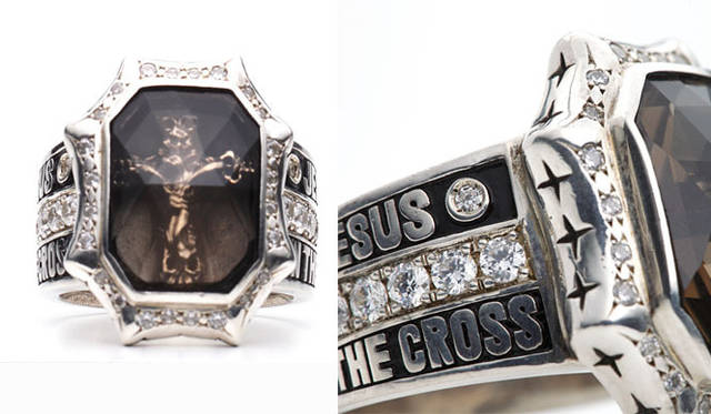 <strong>Hysteric Glamour × Trygod</strong>　「Trygod for Hysteric Glamour」 カレッジリング各25万2000円（シルバー925、ダイヤ、WHITE TOPAZ、水晶（中央））
