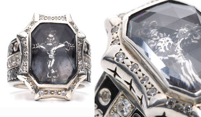 <strong>Hysteric Glamour × Trygod</strong>　「Trygod for Hysteric Glamour」 カレッジリング各25万2000円（シルバー925、ダイヤ、WHITE TOPAZ、水晶（中央））