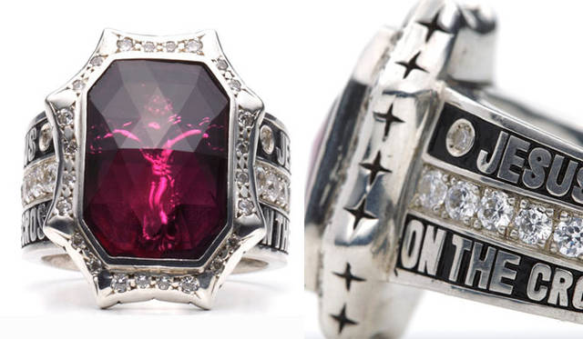 <strong>Hysteric Glamour × Trygod</strong>　「Trygod for Hysteric Glamour」 カレッジリング各25万2000円（シルバー925、ダイヤ、WHITE TOPAZ、水晶（中央））