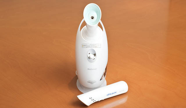 <strong>パナソニック 大田馨子×小林ひろ美 対談</strong>　初代プラチナスチーム搭載機「イオンスチーマー ナノケア プラチナ EH2493」 （生産終了）