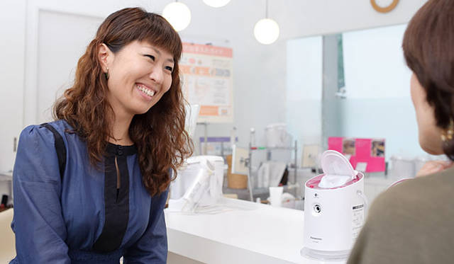 <strong>パナソニック 大田馨子×小林ひろ美 対談</strong>　スチーマーを説明する大田馨子さん