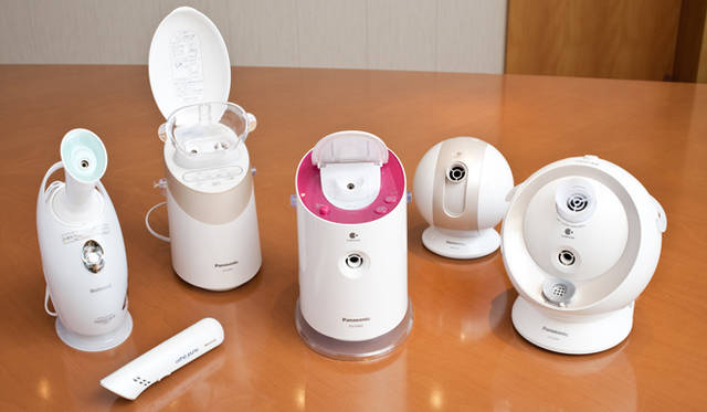 <strong>パナソニック 大田馨子×小林ひろ美 対談</strong>　初代プラチナスチーム搭載機（生産終了）と、新商品をくわえた現在のスチーマー全4種