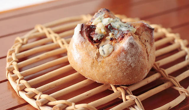 <strong>Boulangerie Copain｜ブーランジェリー コパン</strong>　天然酵母のカンパーニュ生地に、白いちじくとゴルゴンゾーラチーズを入れ、はちみつを塗って焼きあげる「いちじくとゴルゴンゾーラ」。焼きたてはなんともいえず食欲をそそる香り。1個210円