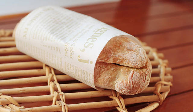 <strong>Boulangerie Copain｜ブーランジェリー コパン</strong>　大納言の入ったリュスティックで、抹茶ミルククリームをサンドした和風パン「抹茶あずきミルク」。ほどよい甘さが人気の一品。1個189円