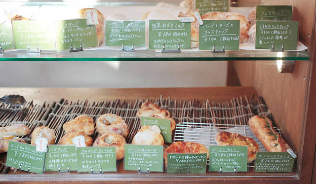 <strong>Boulangerie Copain｜ブーランジェリー コパン</strong>　小さなガラスのショウケースには、いろいろな種類のパンがならぶ。豆、かぼちゃ、芋などシェフの好物を取り入れたメニューもたくさん揃う。