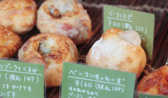 <strong>Boulangerie Copain｜ブーランジェリー コパン</strong>　数あるメニューのなかには、組み合わせが意外な「ベーコンもっちーず」など、変わり種のパンも。