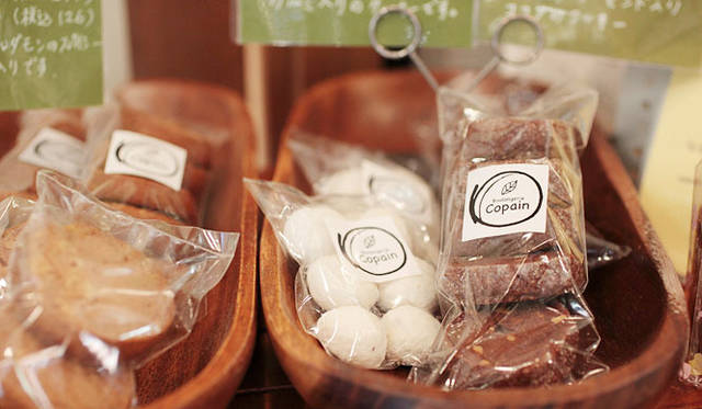 <strong>Boulangerie Copain｜ブーランジェリー コパン</strong>　小さな袋に小分けにされた焼き菓子。お茶の時間が楽しくなりそうだ。