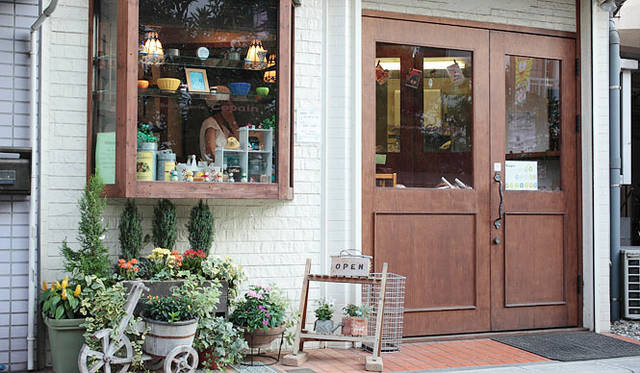 <strong>Boulangerie Copain｜ブーランジェリー コパン</strong>　フランス語で「仲間」を意味する店名の「Copain（コパン）」。よく手入れされた季節の花が出迎えてくれる。
