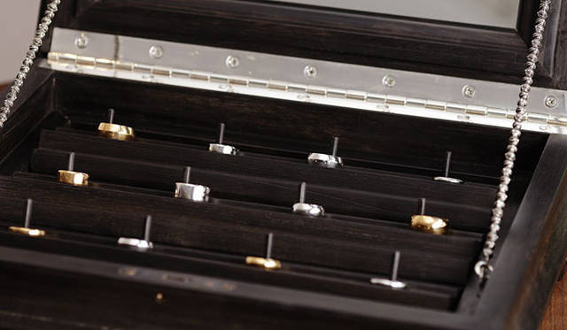 <strong>CHROME HEARTS｜クロムハーツ</strong>　上段から、ウェディングバンド「ベヴェルド」「フラット」「ラウンド」の3タイプ