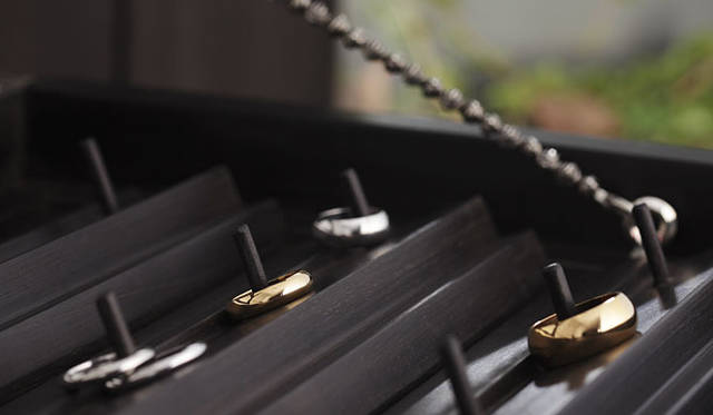 <strong>CHROME HEARTS｜クロムハーツ</strong>　「ラウンド」 3.5mm（ゴールド22K）13万9650円、（ホワイトゴールド18K）12万4950円、（プラチナ）20万2650円、「ラウンド」 6mm（ゴールド22K）26万4600円、（ホワイトゴールド18K）23万8350円、（プラチナ）38万4300円、「ラウンド」 8mm（ゴールド22K）33万3900円、（ホワイトゴールド18K）3万300円、（プラチナ）48万6150円、「ラウンド」 10mm（ゴールド22K）41万7900円、（ホワイトゴールド18K）37万5900円、（プラチナ）60万6900円