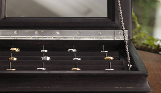 <strong>CHROME HEARTS｜クロムハーツ</strong>　上段から、ウェディングバンド「ベヴェルド」「フラット」「ラウンド」の3タイプ