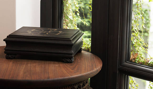 <strong>CHROME HEARTS｜クロムハーツ</strong>　エボニー（黒檀）で丁寧につくられた新作のウェディングバンド用ジュエリーボックス（非売品）