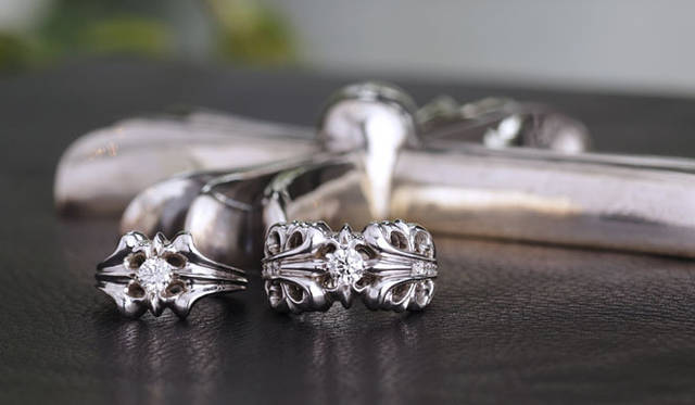 <strong>CHROME HEARTS｜クロムハーツ</strong>　「Engagement ring」　左から18K ホワイトゴールド SKT ダイヤモンド 122万8500円、K＆T ダイヤモンド×パヴェダイヤモンドバンド 186万9000円