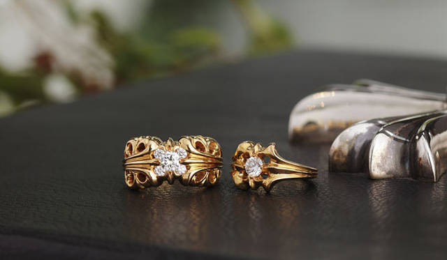 <strong>CHROME HEARTS｜クロムハーツ</strong>　「Engagement ring」　左から22K イエローゴールド K＆T 5ダイヤモンド 158万5500円、SKT ダイヤモンド 129万1500円