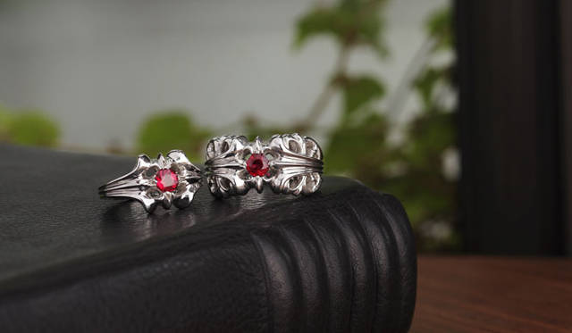 <strong>CHROME HEARTS｜クロムハーツ</strong>　「Engagement ring」　左から18K ホワイトゴールド SKT ルビー 89万4600円、K＆T ルビー 102万9000円