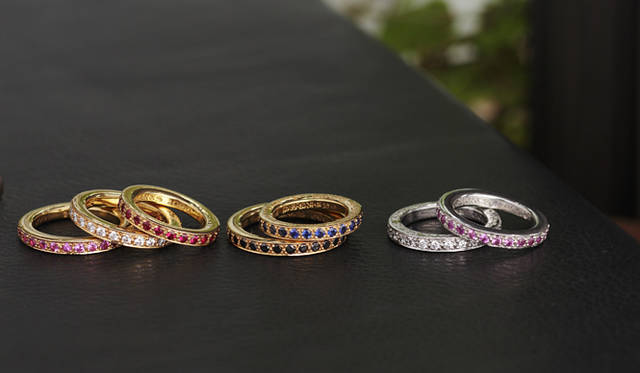 <strong>CHROME HEARTS｜クロムハーツ</strong>　「Engagement ring」　左／22K イエローゴールド True Fucking Love ピンクサファイア 35万4900円、ダイヤモンド 49万350円、ルビー 36万1200円、中／サファイア 35万4900円、ブラックダイヤモンド 49万350円、右／18K ホワイトゴールド True Fucking Love ピンクサフィア33万4950円、ダイヤモンド 47万400円