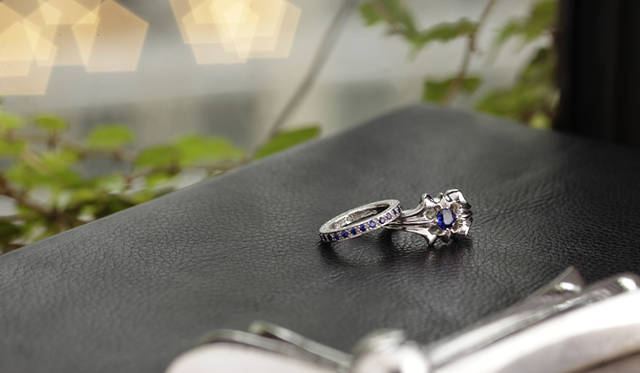 <strong>CHROME HEARTS｜クロムハーツ</strong>　「Engagement ring」　左／True Fucking Love サファイア 33万4950円、右／18K ホワイトゴールド K＆T サファイア 82万6350円
