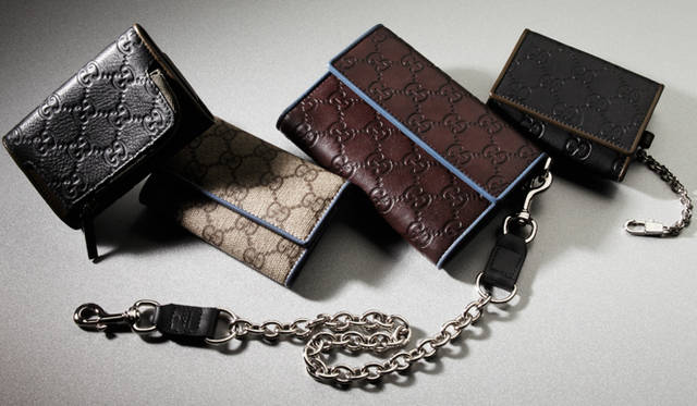 <strong>GUCCI｜グッチ</strong>　左から／キーホルダー付きミニウォレット（ブラック×カーキ）[W25　7.5×H11.5cm] 3万450円、キーホルダー付きミニウォレット（GGプラス×ブルー） [W25　7.5×H11.5cm] 2万8350円、ウォレット（チョコレート×ブルー）[W14×H11cm] 5万1450円、ウォレットチェーン [45cm] 1万9950円、カードケース付きミニウォレット（ブラック×カーキ）[W10×H7cm] 4万4100円（すべてグッチ／グッチ ジャパン）