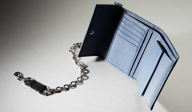 <strong>GUCCI｜グッチ</strong>　ウォレット（チョコレート×ブルー）[W14×H11cm] 5万1450円、ウォレットチェーン [45cm] 1万9950円（ともにグッチ／グッチ ジャパン）