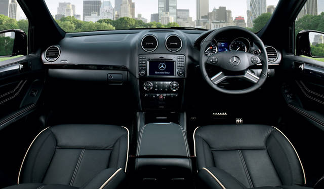 <strong>Mercedes-Benz M-Class｜メルセデス・ベンツ Mクラス</strong>　オプションの内装色ブラックでシックに染められたML350 4MATIC Grand Editionのインテリア前景。