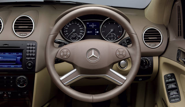 <strong>Mercedes-Benz M-Class｜メルセデス・ベンツ Mクラス</strong>　手もとでさまざまな操作が可能なマルチファンクションステアリング。