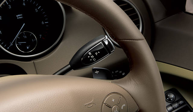 <strong>Mercedes-Benz M-Class｜メルセデス・ベンツ Mクラス</strong>　全車採用のダイレクトセレクト。