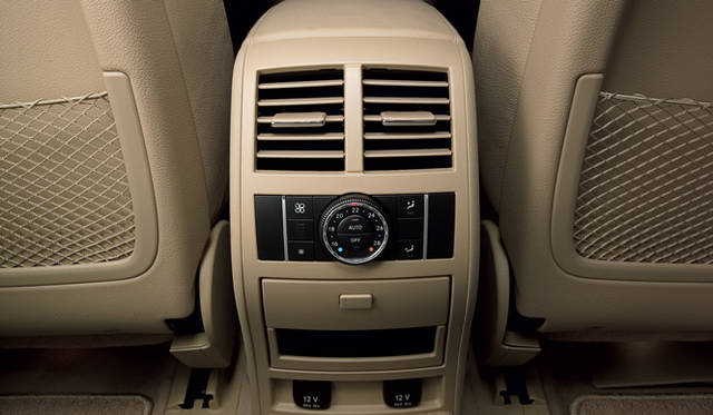 <strong>Mercedes-Benz M-Class｜メルセデス・ベンツ Mクラス</strong>　マルチゾーンクライメートコントロールは外温との調整で、あらかじめ設定しておいた温度をつねに保つよう自動的にコントロールしてくれる。