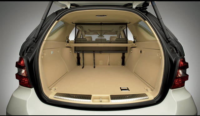 <strong>Mercedes-Benz M-Class｜メルセデス・ベンツ Mクラス</strong>　0.55～1.83リットル積載可能な、ゆとりあるラゲッジスペース。